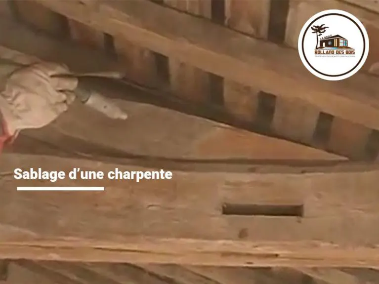 Intervention de sablage d’une charpente à Lorient dans le Morbihan (56).